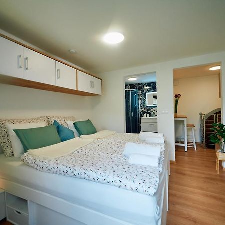 Schöne kleine Apartment mit Weinkeller und kleinem Hof mit Frühstück - Self made Retz Exterior foto