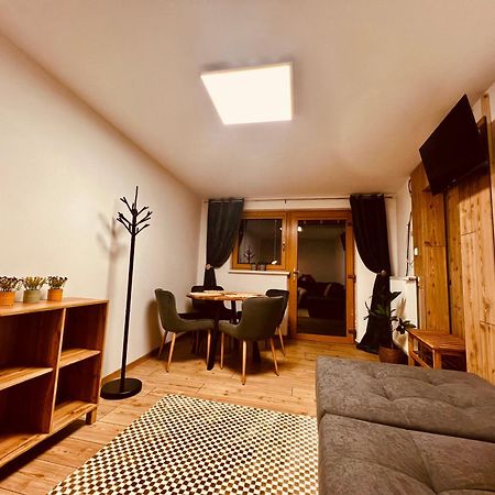 Schöne kleine Apartment mit Weinkeller und kleinem Hof mit Frühstück - Self made Retz Exterior foto