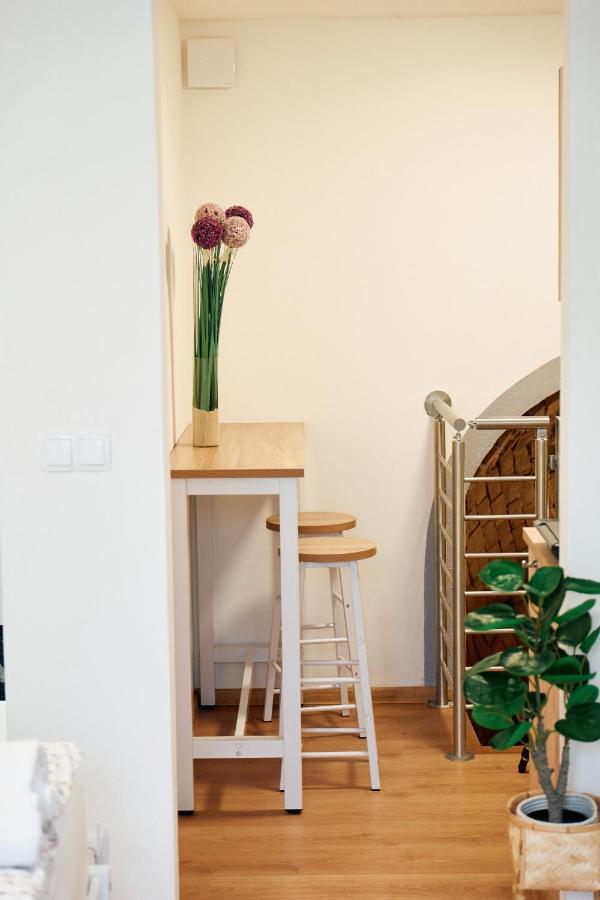 Schöne kleine Apartment mit Weinkeller und kleinem Hof mit Frühstück - Self made Retz Exterior foto