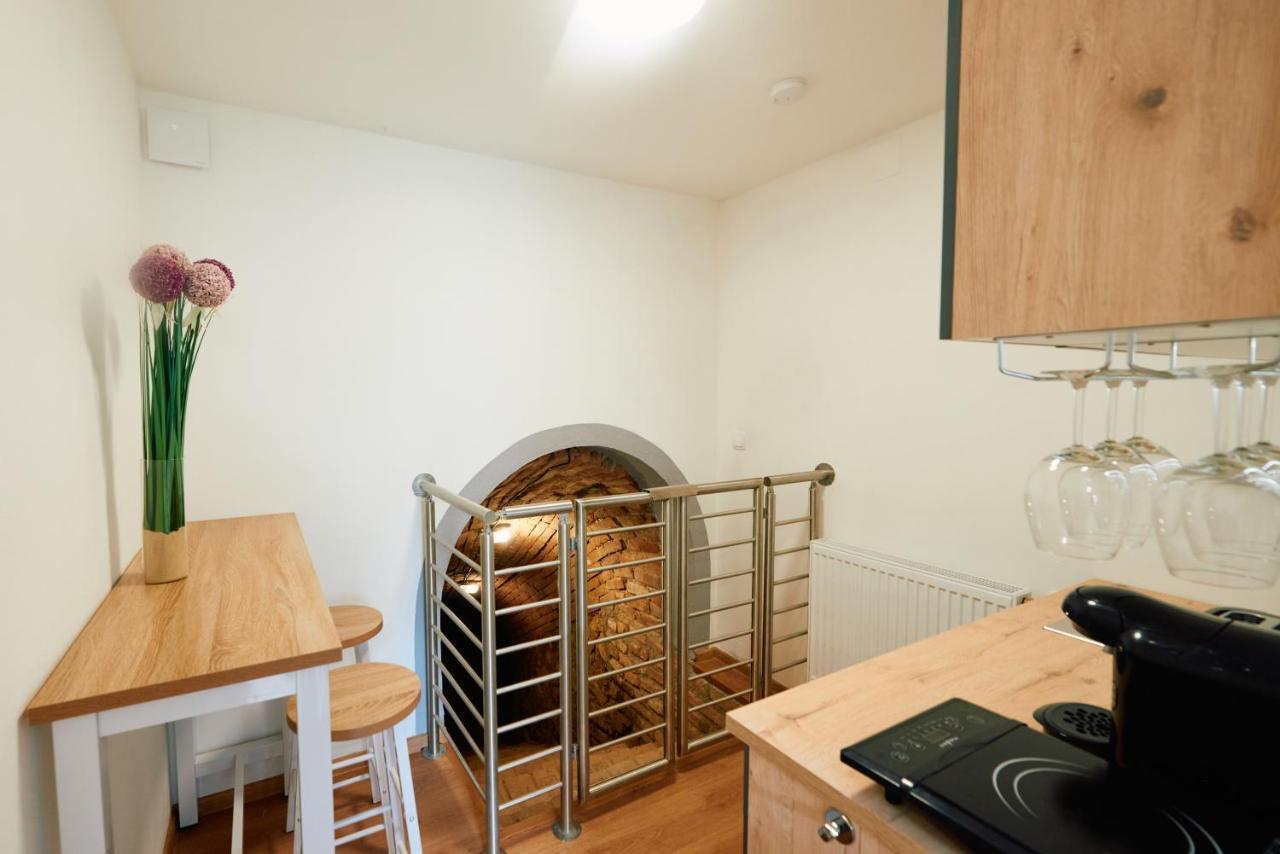 Schöne kleine Apartment mit Weinkeller und kleinem Hof mit Frühstück - Self made Retz Exterior foto