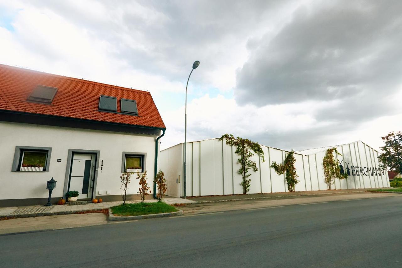Schöne kleine Apartment mit Weinkeller und kleinem Hof mit Frühstück - Self made Retz Exterior foto