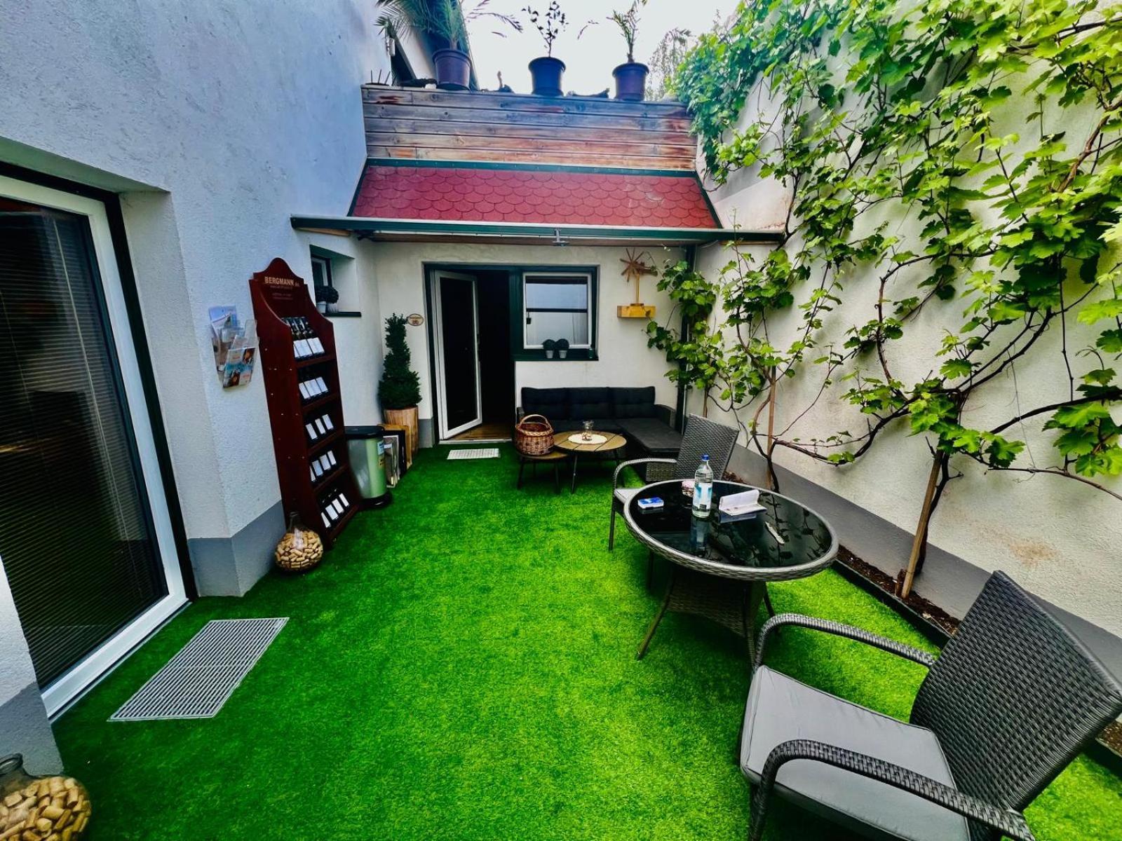 Schöne kleine Apartment mit Weinkeller und kleinem Hof mit Frühstück - Self made Retz Exterior foto