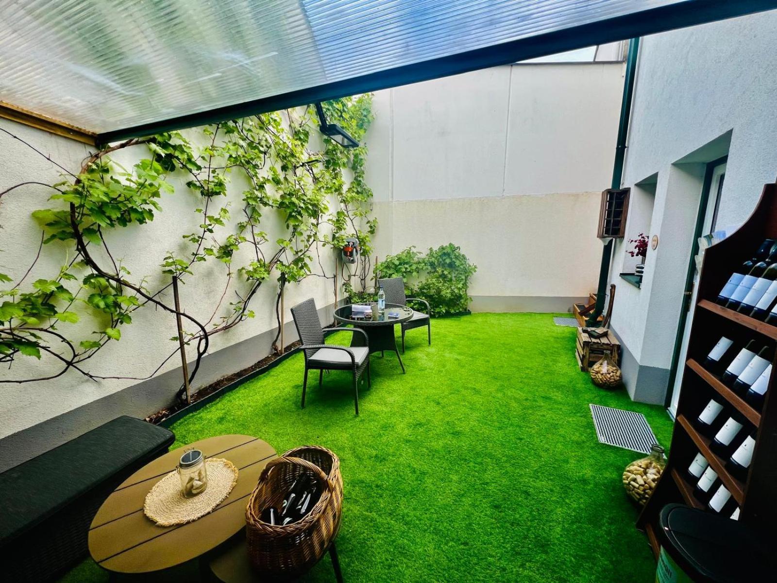 Schöne kleine Apartment mit Weinkeller und kleinem Hof mit Frühstück - Self made Retz Exterior foto